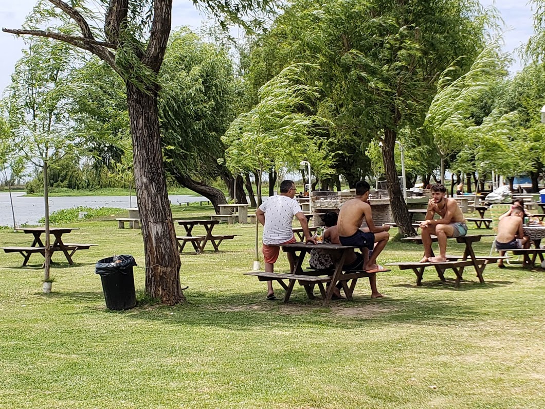 Camping, arboleta, parrillas, carpas, playa y río