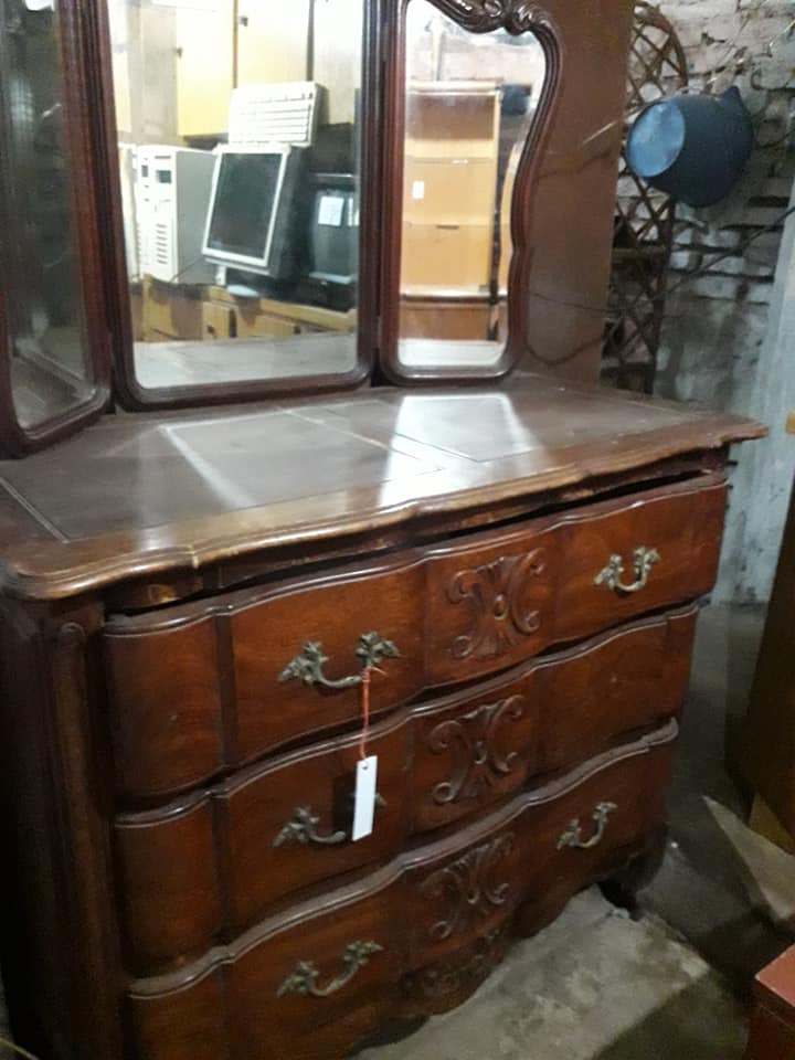 Muebles, antigüedades, puertas, ventanas, herrajes, sillones, artefactos eléctricos.