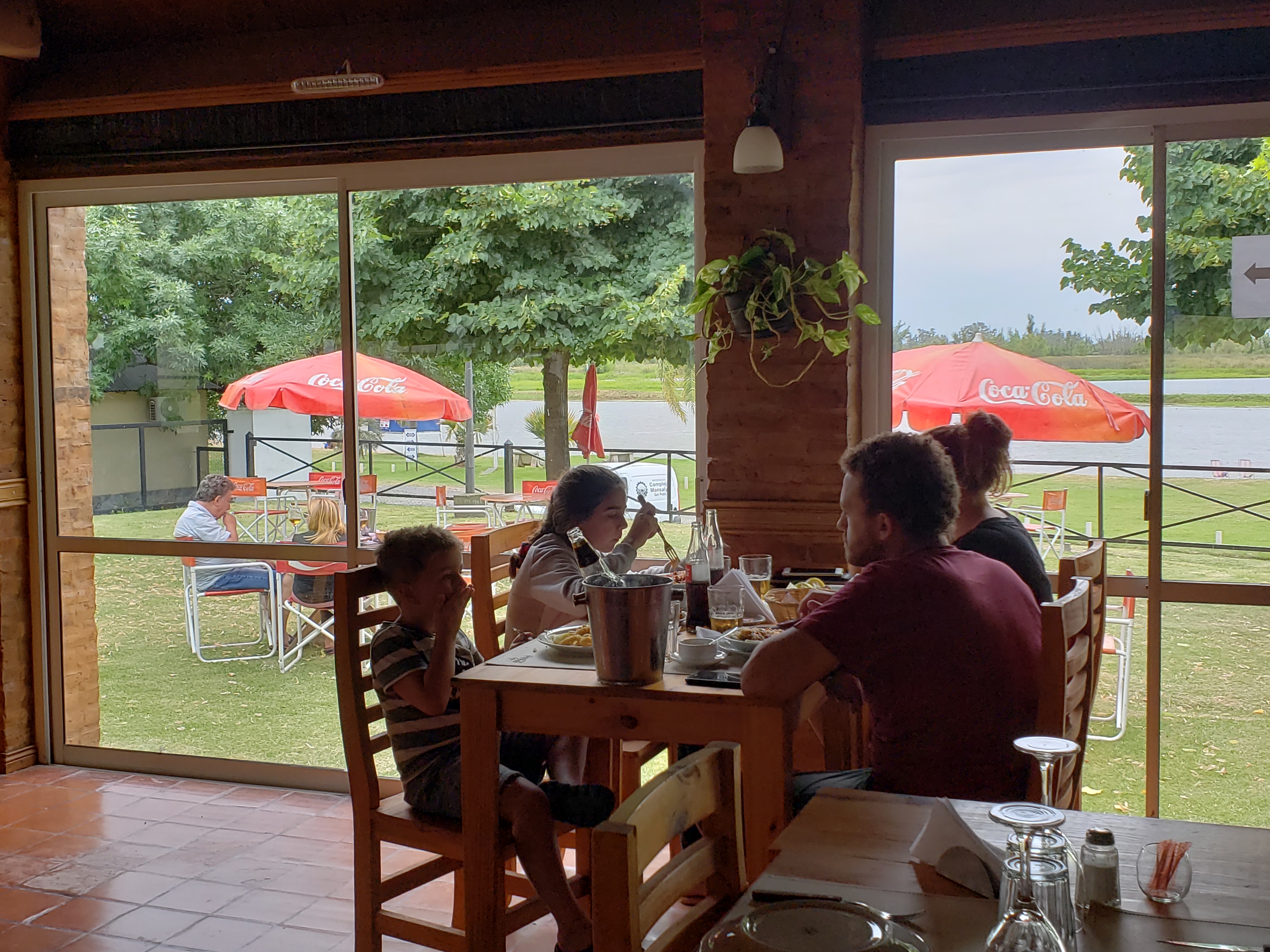 Restaurante a la orilla del río Paraná en San Pedro, Provincia de Buenos Aires.